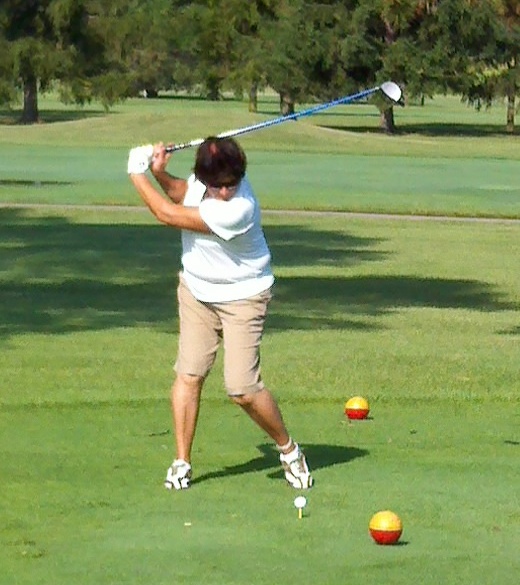usie Iannachionne chips onto the 10th green during the final round.